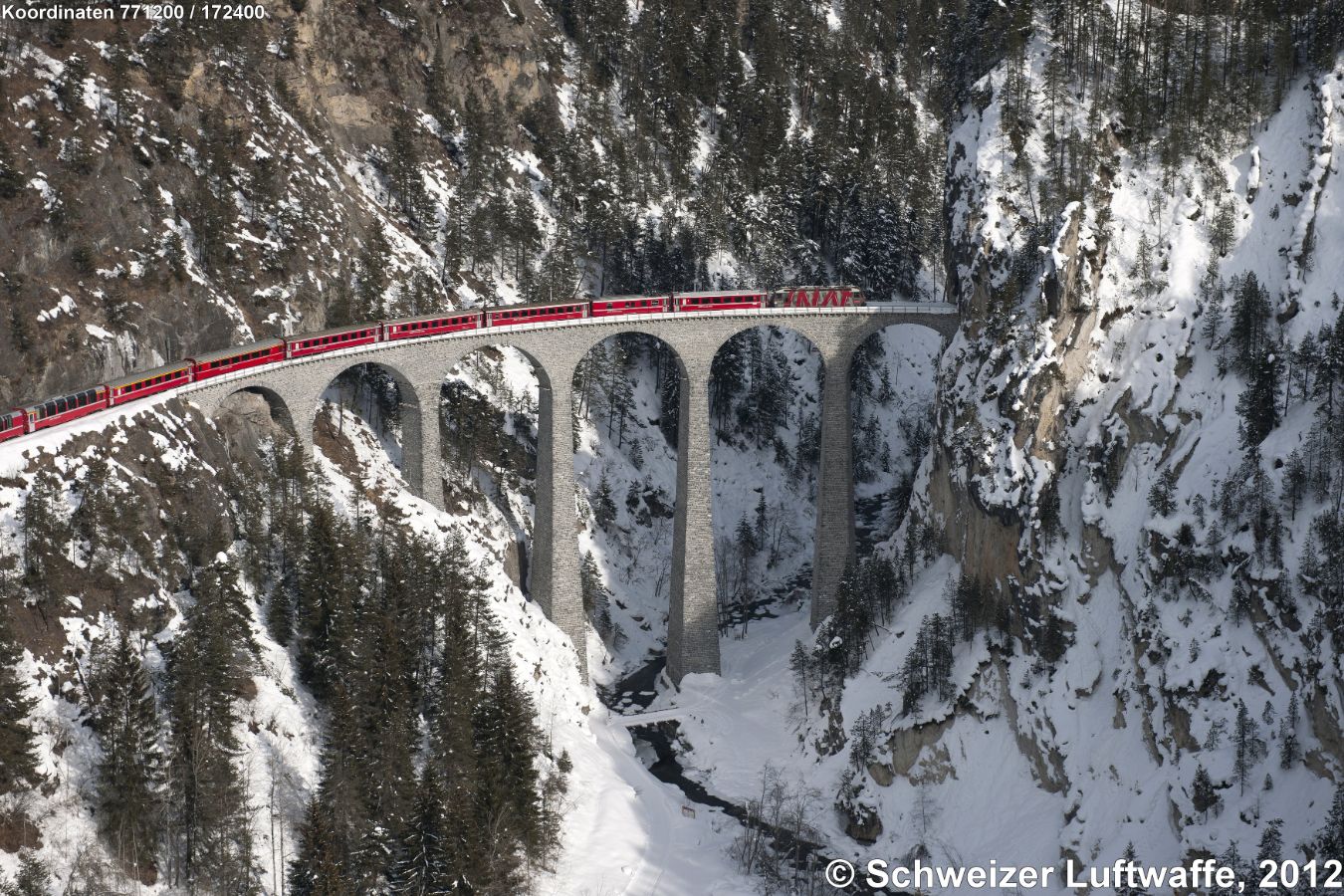 Landwasserviadukt in der Guraschlucht (Position: 2'771'129.29, 1'172'355.64). Die RhB-Eisenbahnbrücke ist 65 Meter hoch und 136 Meter lang. Es befahren rund 60 Züge pro Tag die Brücke (22'000 im Jahr).